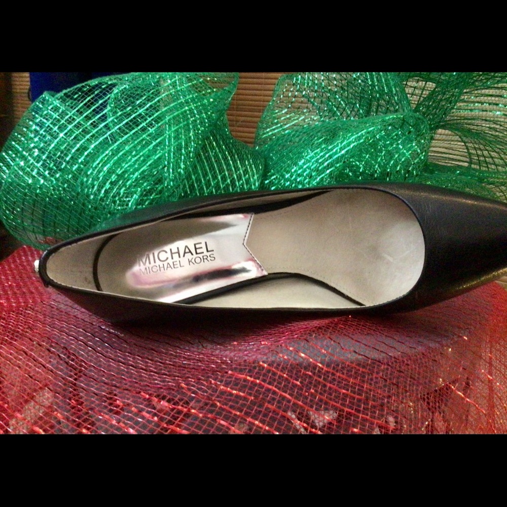 MK! The perfect pump!  Modest 3”heel Beautiful - Picture 10 of 15